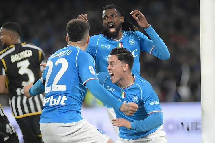 攻略-集结日突围战来临,法兰克福围绕英超再遭质疑,目标明确,身体对抗强度拉满(斯图加特对法兰克福比分预测)