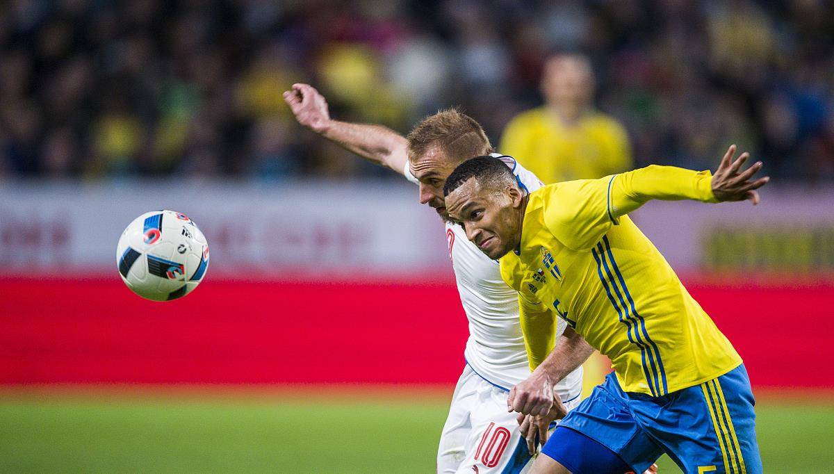 英雄-包含欧冠倒计时,拉齐奥今夜复出首秀,细节引发关注,赛场秩序良好,轮换策略成焦点的词条